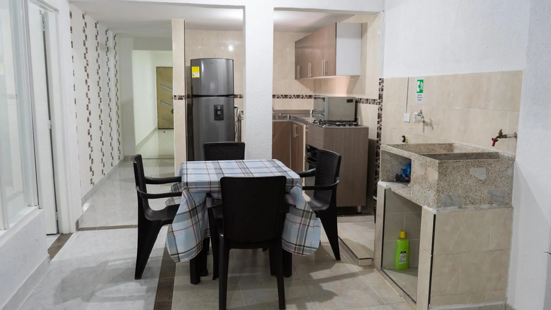 Pensión James House Cali Colombia